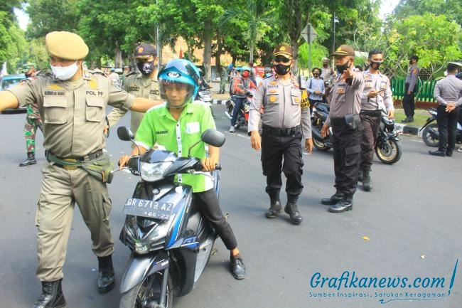 Bersama Satpol PP Dan TNI, Polresta Mataram Turun Jalan Tegakkan Perda 